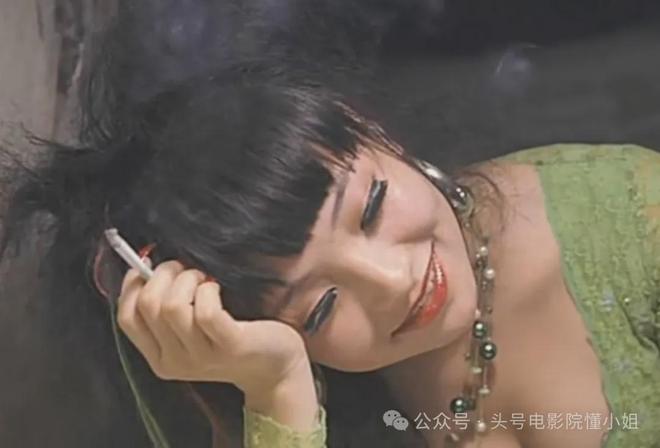 百花奖后台,一张明星群像抓拍照,暴露内娱的抱团取暖、人情世故