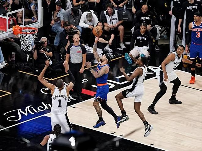 62岁马云现身NBA中国赛！猛拍成龙大腿 与贝克汉姆蔡崇信热聊