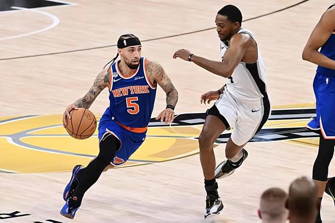 62岁马云现身NBA中国赛！猛拍成龙大腿 与贝克汉姆蔡崇信热聊