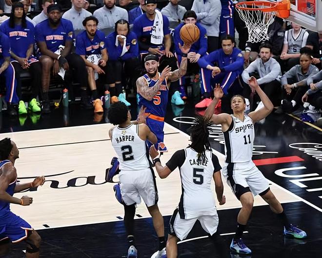 62岁马云现身NBA中国赛！猛拍成龙大腿 与贝克汉姆蔡崇信热聊