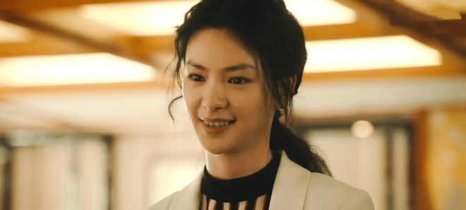 梅婷周雨彤同游追云海落日，天际被暖光染透，画面治愈感拉满