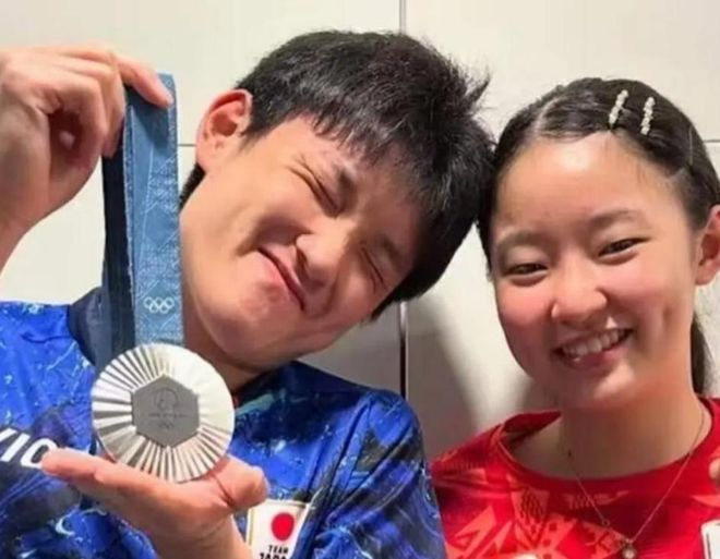 爷爷谢贤去世1月后,谢振轩悉尼被偶遇,与46岁女子恋情真相大白