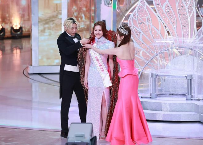 冯小刚花60万给女儿徐朵整牙，最后扔下一句：骨相不行，别演戏了