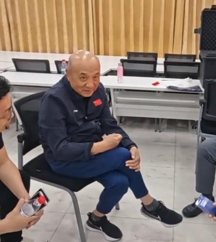“患癌就老实了!”低认知宝妈带娃在地下车库吃饭写作业,网友:打扮的还挺漂亮!